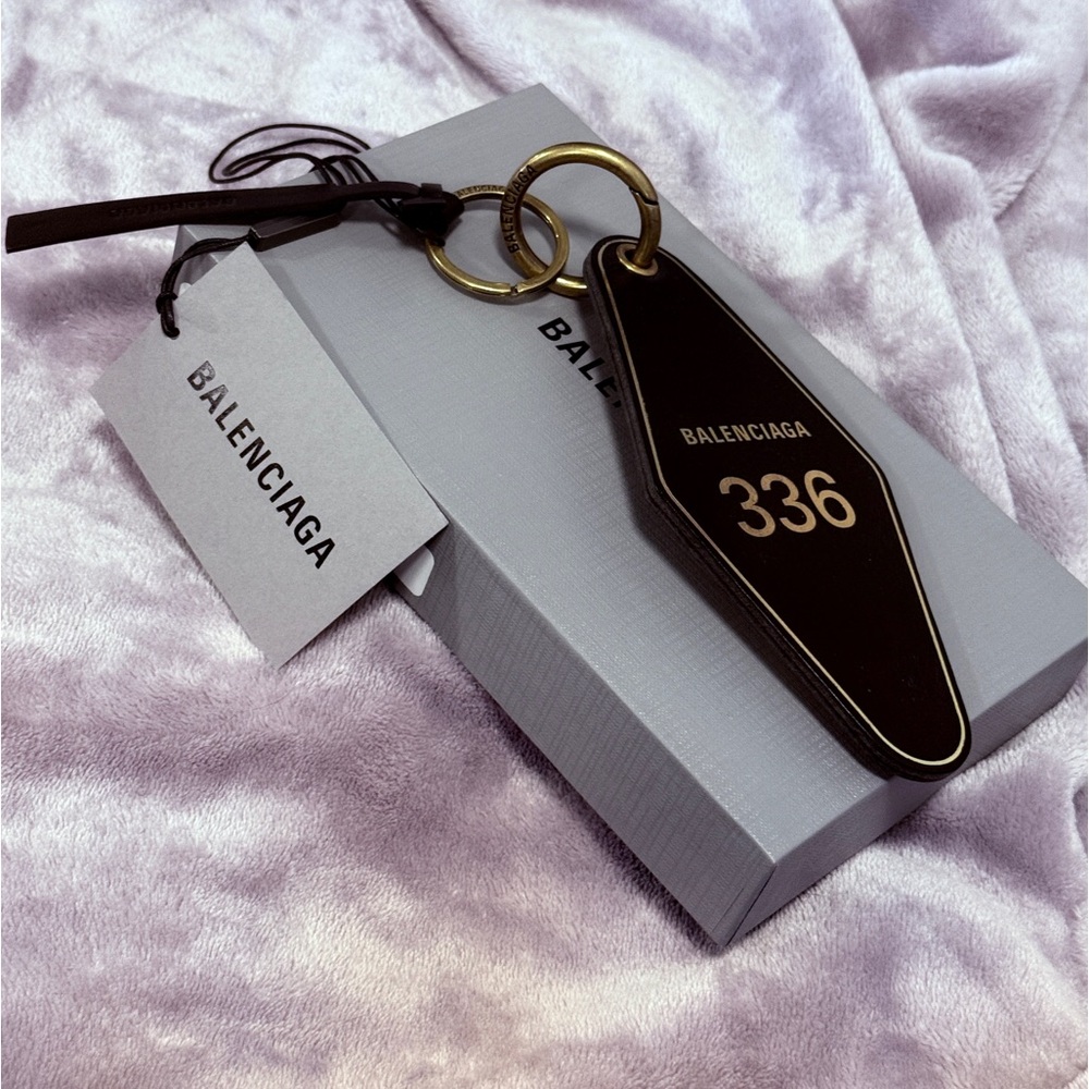 BALENCIAGA - HOTEL ROOM KEYCHAIN - BLACK/GOLD